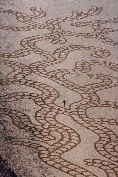 drawing pattern in the sand