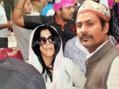 Akshay Kumar, Sonakshi & Ekta visit Ajmer Sharif