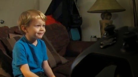 طفل عمره خمسة سنوات يكتشف ثغرة في تجاوز كلمة السر في xbox live Xbox+live