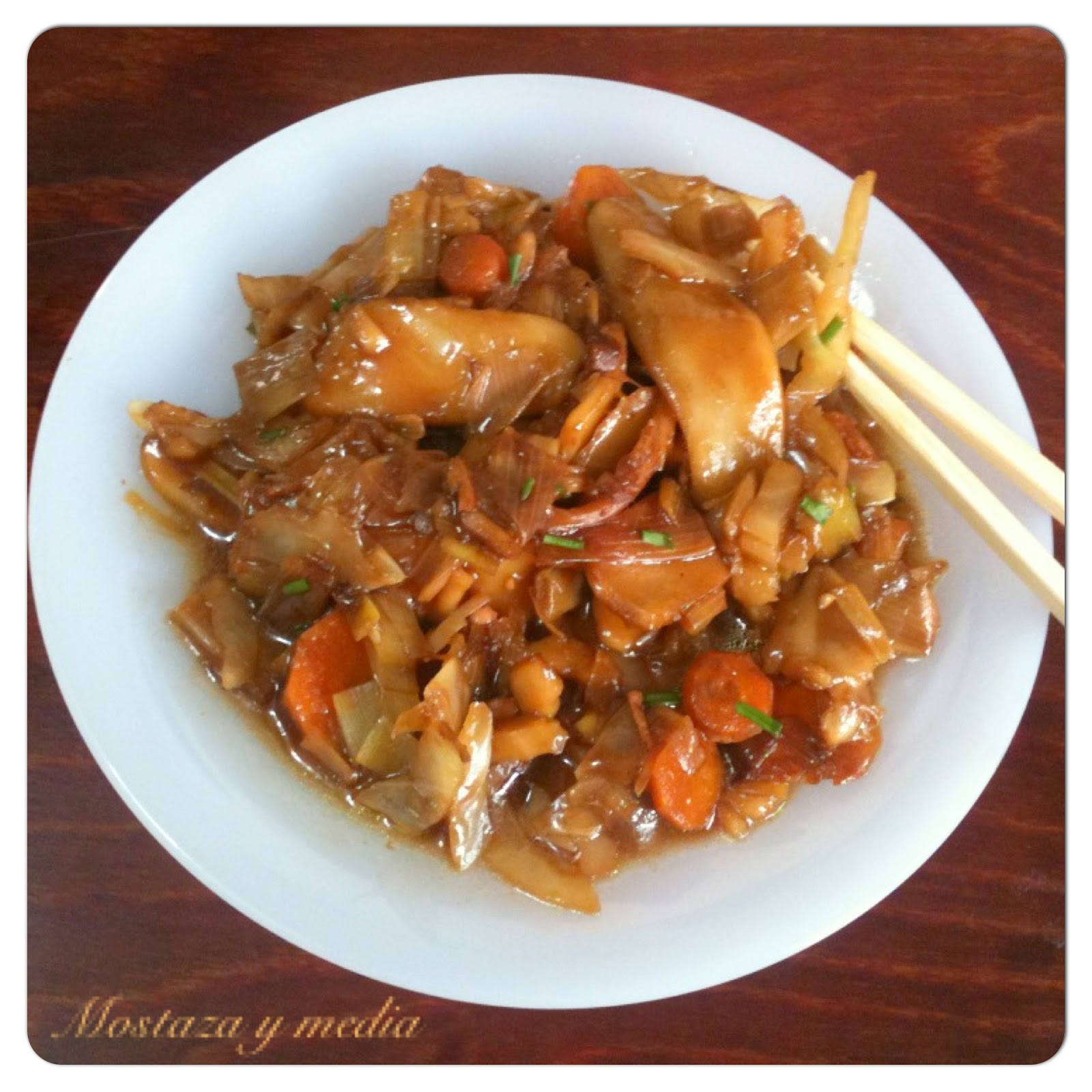 Mostaza y media "White rice cakes" salteados con verduras y almendras