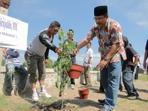 Tak Dapat Adipura, Walikota Makassar Tetap Tanam Pohon
