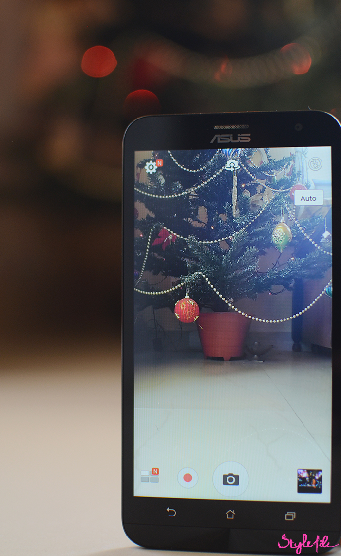 Dayle Pereira of the blog Style File reviews the ASUS Zenfone 2 Laser smartphone in gold with a series of pictures of the Christmas holiday season