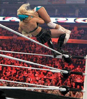 super suplex de la diva beth phoenix aplicado a kelly kelly en night of champions
