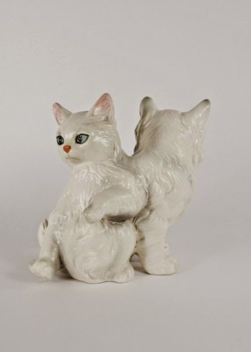 As surreais esculturas com animais híbridos de porcelana de Debra Broz Debra Broz esculturas porcelanas cerâmica surreais kitsch animais modificados vintage
