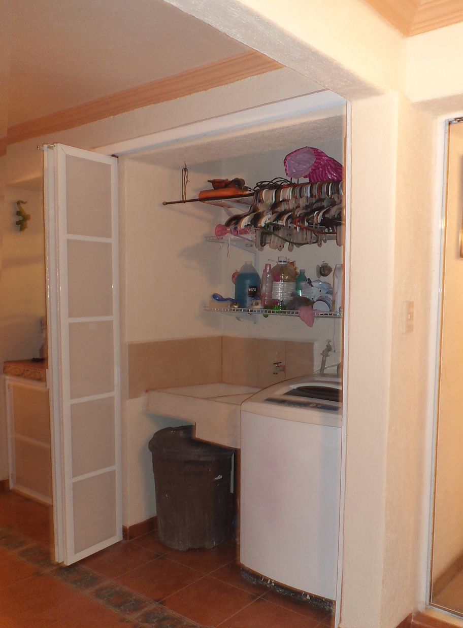 Puertas corredizas de aluminio y policarbonato para cuarto de lavado