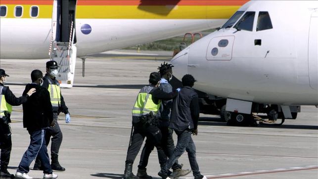 El Gobierno planea gastar casi 12 millones de euros en vuelos secretos de deportación en 2016 y 2017