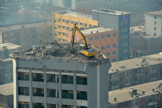 grúa en edificio