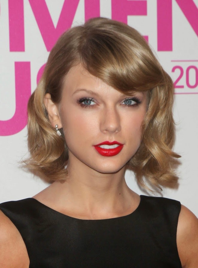 Taylor Swift in a white leather skirt at the 2014 Billboard Women in