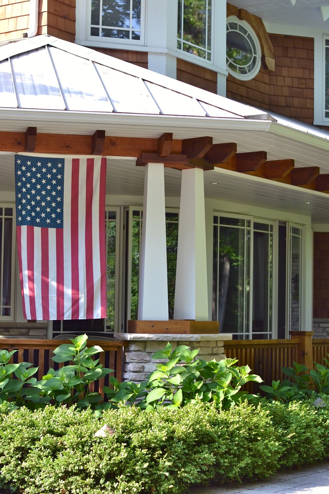 hanging-american-flag-on-home