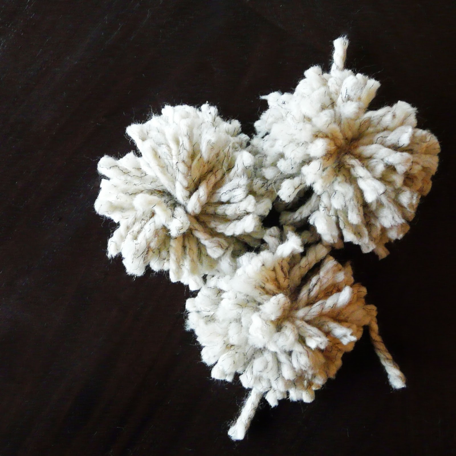 [Make] Fluffy Yarn Wreath