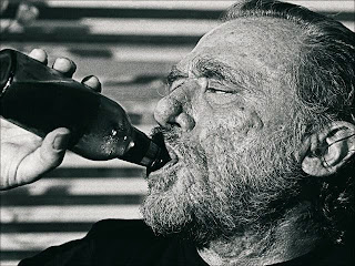 Charles Bukowski bebiendo