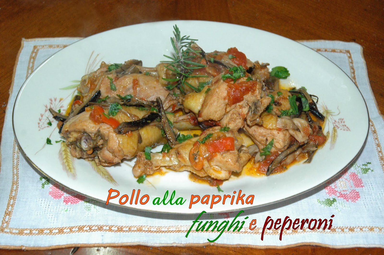 Pollo alla paprika, funghi e peperoni