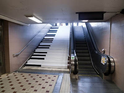 鋼琴樓梯 - 爬「鋼琴樓梯」樂音流瀉