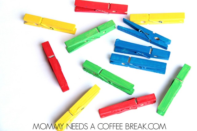 Busy bag for kids while traveling on road trips. Use this road sign match up to match colors and shapes.