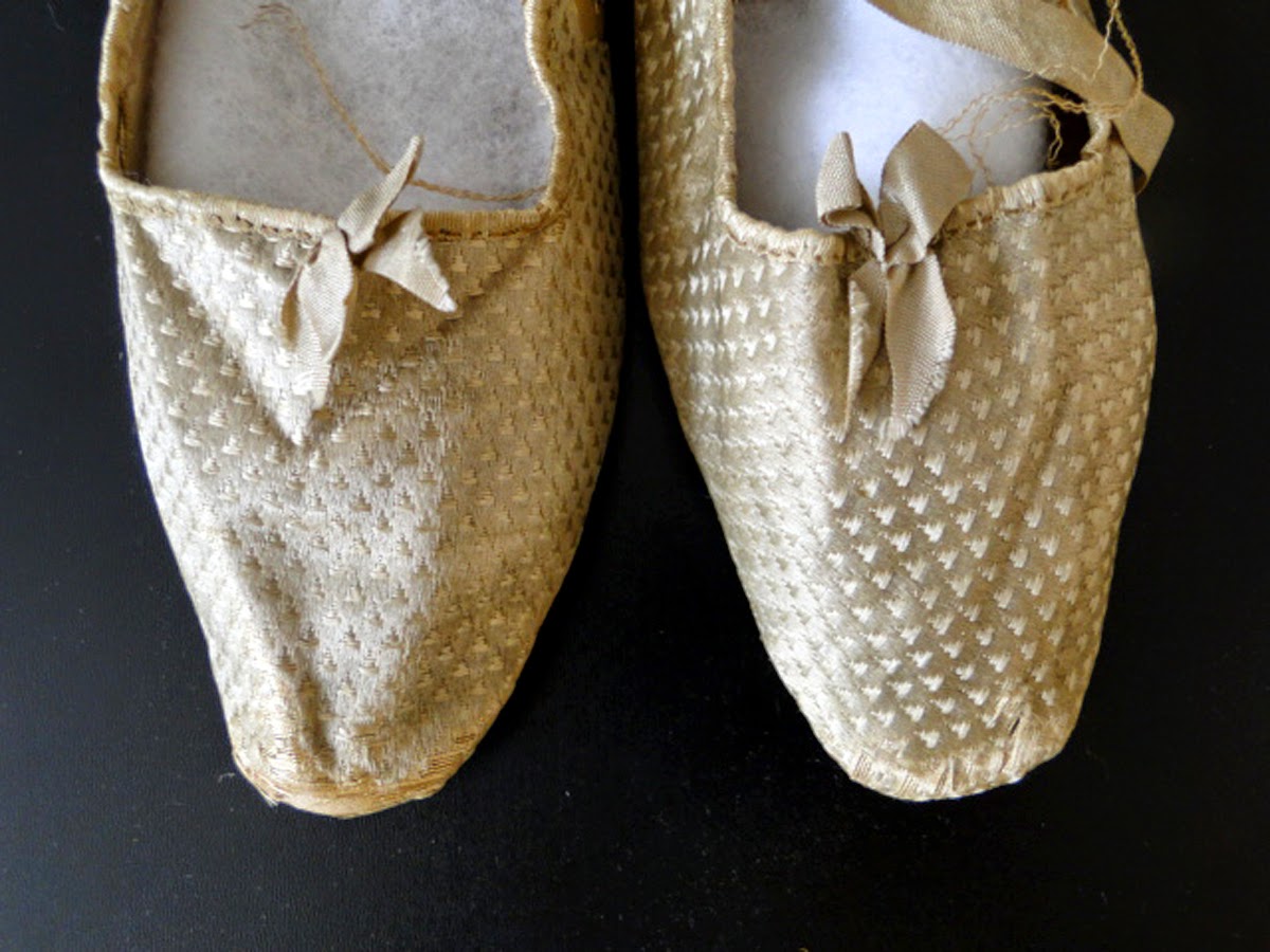 Buyer & Seller of Antique Lace, Fine Linens, Vintage Clothing, Haute