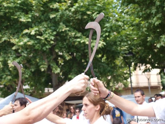 Els volants a punt de ballar el Ball de Segadors