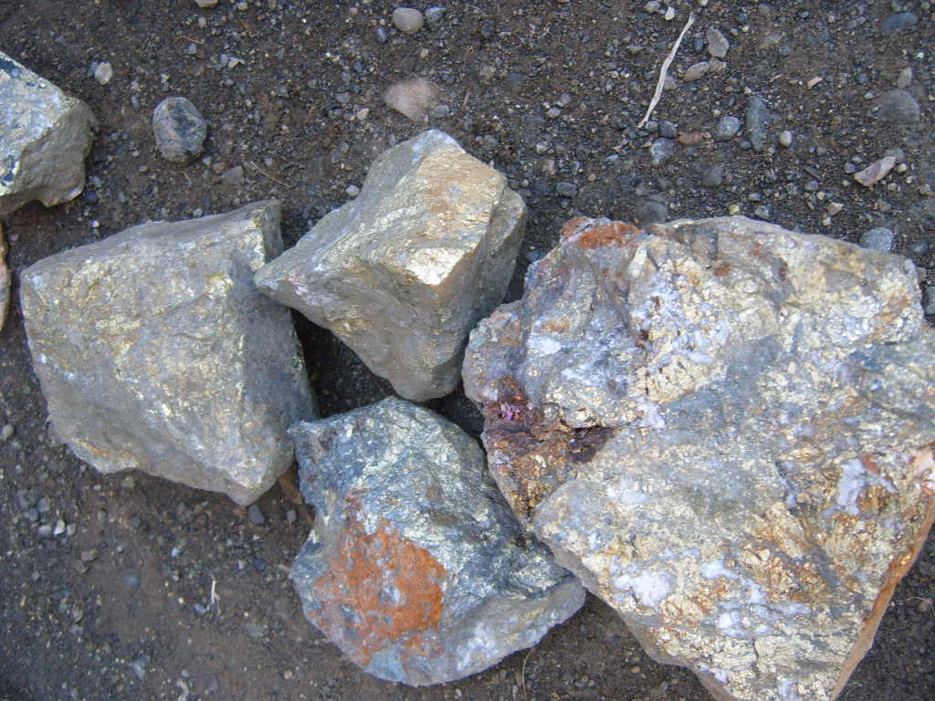 Ang mga mineral sa ilalim ng lupa na minimina natin tulad ng mga ginto