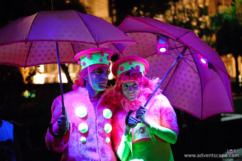 Pretty Couple in Pink, 2010 by Philip Avellana Philip Avellana, Australian Landscape Photographer, Vivid Sydney, Event, CBD, NSW, New South Wales, Australia, lighting, long exposure, people with lights, 2010