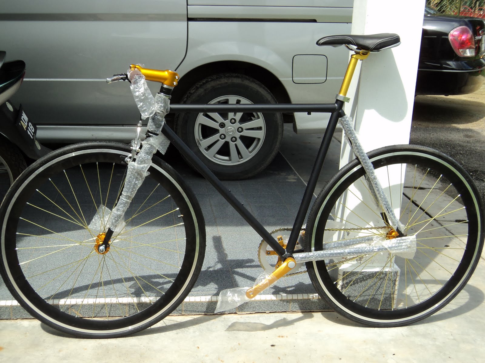 The Right Bike Store II 700C Imported New Fixed Gear Bicycle / Fixie