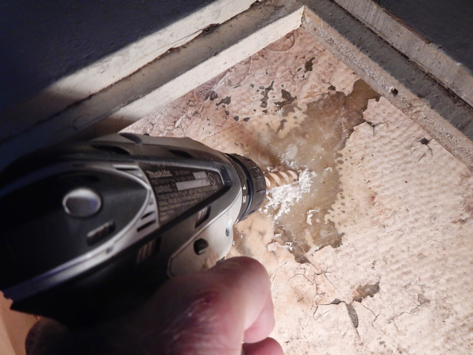 Onapua........the sailing vessel Drilling holes in your boat