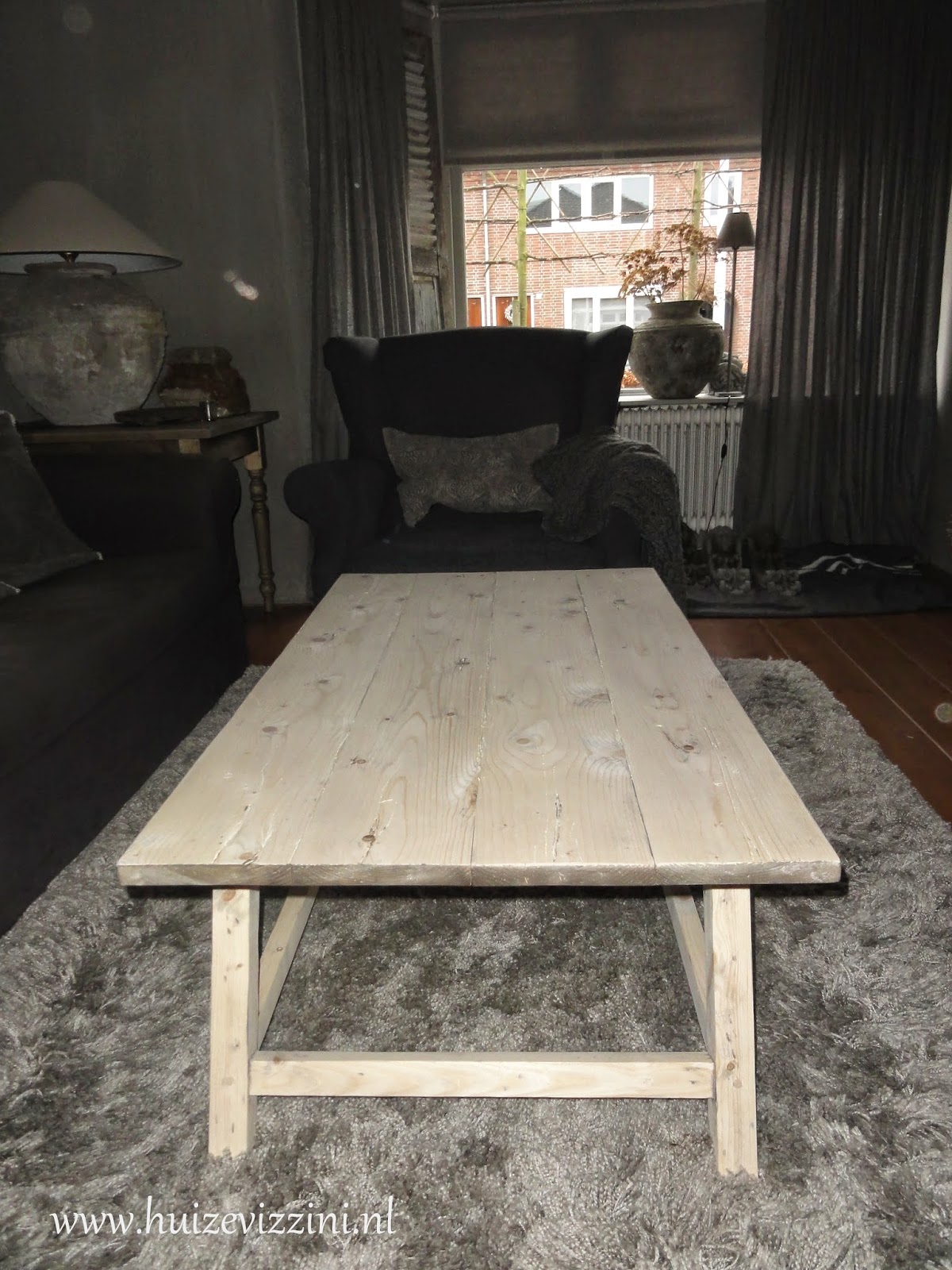 Loogbeits en wasvernis van esatto op vurenhouten tafel.