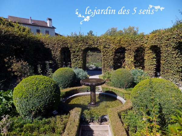 Yvoire Haute-Savoie bourg médiéval plus beau village de france lac léman jardin cinq 5 sens