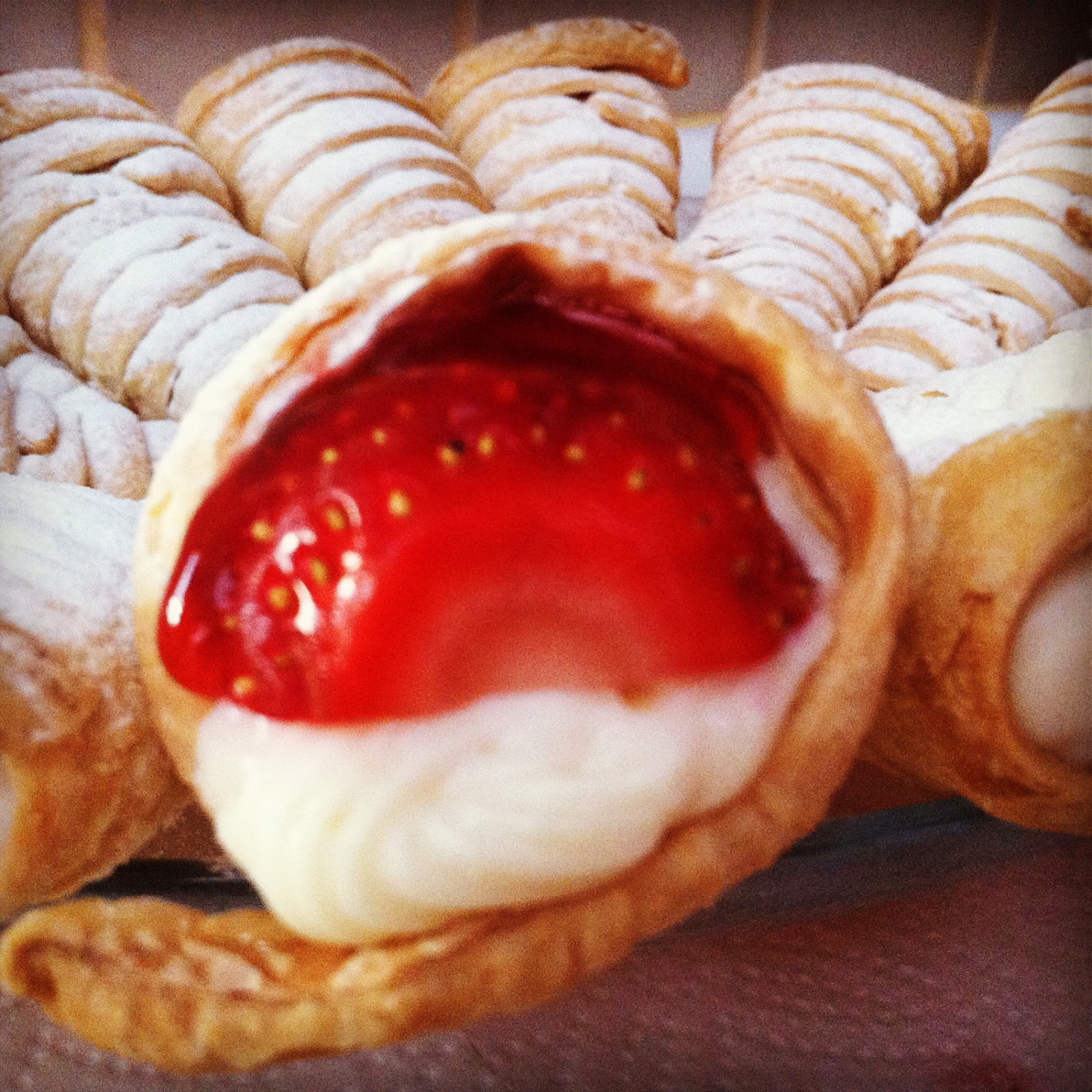 Küçük Ceycey Çilekli Torpil Pasta