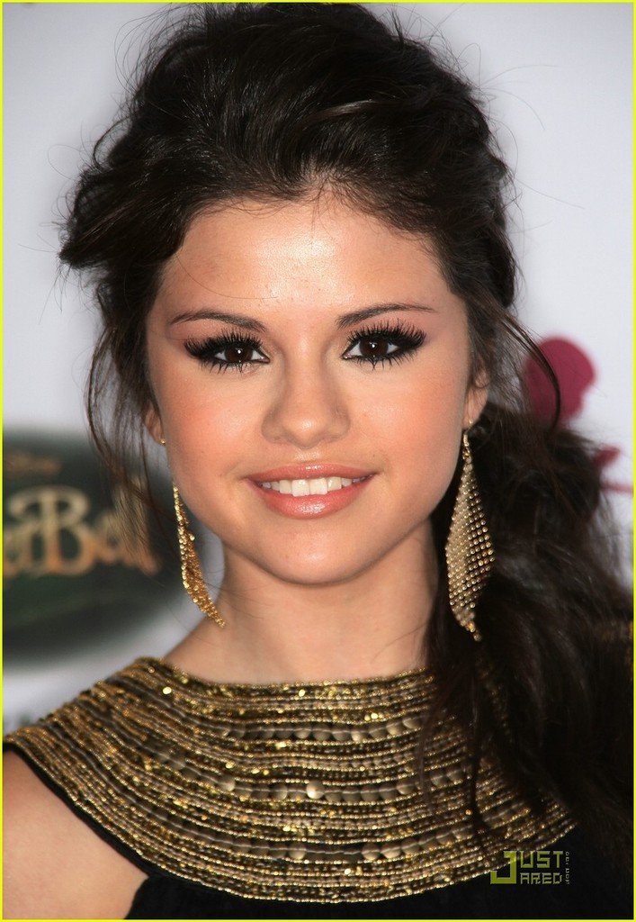 Selena Gomez Biography - Pictures And Biography