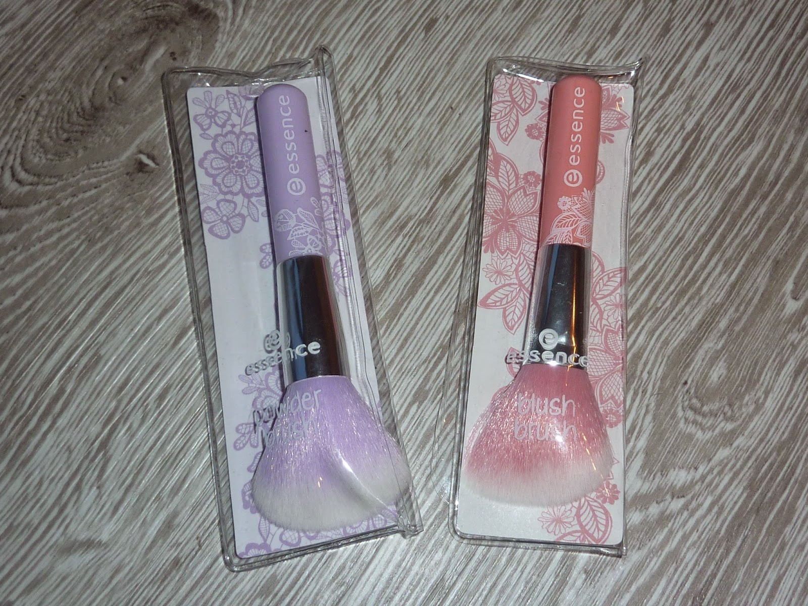 Meine Kosmetik essence blush brush + powder brush