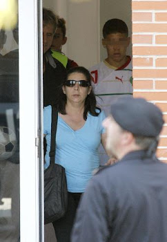 Mari Carmen y su hijo salen de la vivienda en la calle Cuevas de Altamira