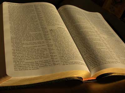 Biblia en mano: Del manuscrito al celular — Biblia y Tereré