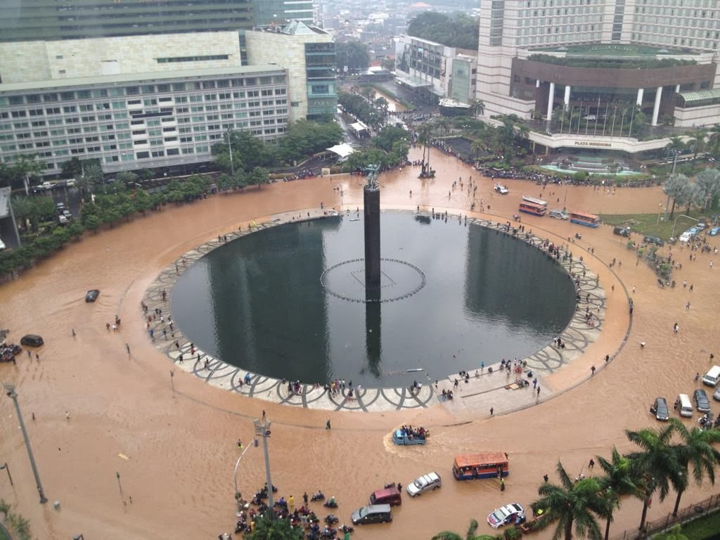 Bencana banjir Jakarta banyak memakan korban, mulai dari korban materi hingga korban jiwa, namun adakah yang meraup keuntunan dari banjir Jakarta awal tahun kemarin?