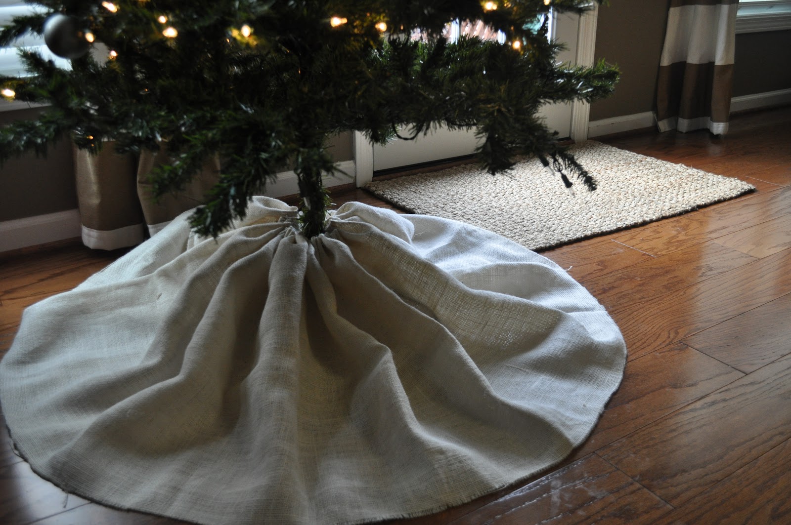 The Teal Egg Easy Burlap Christmas Tree Skirt