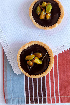 Tartaleta rellena de crema de chocolate con pistachos caramelizados