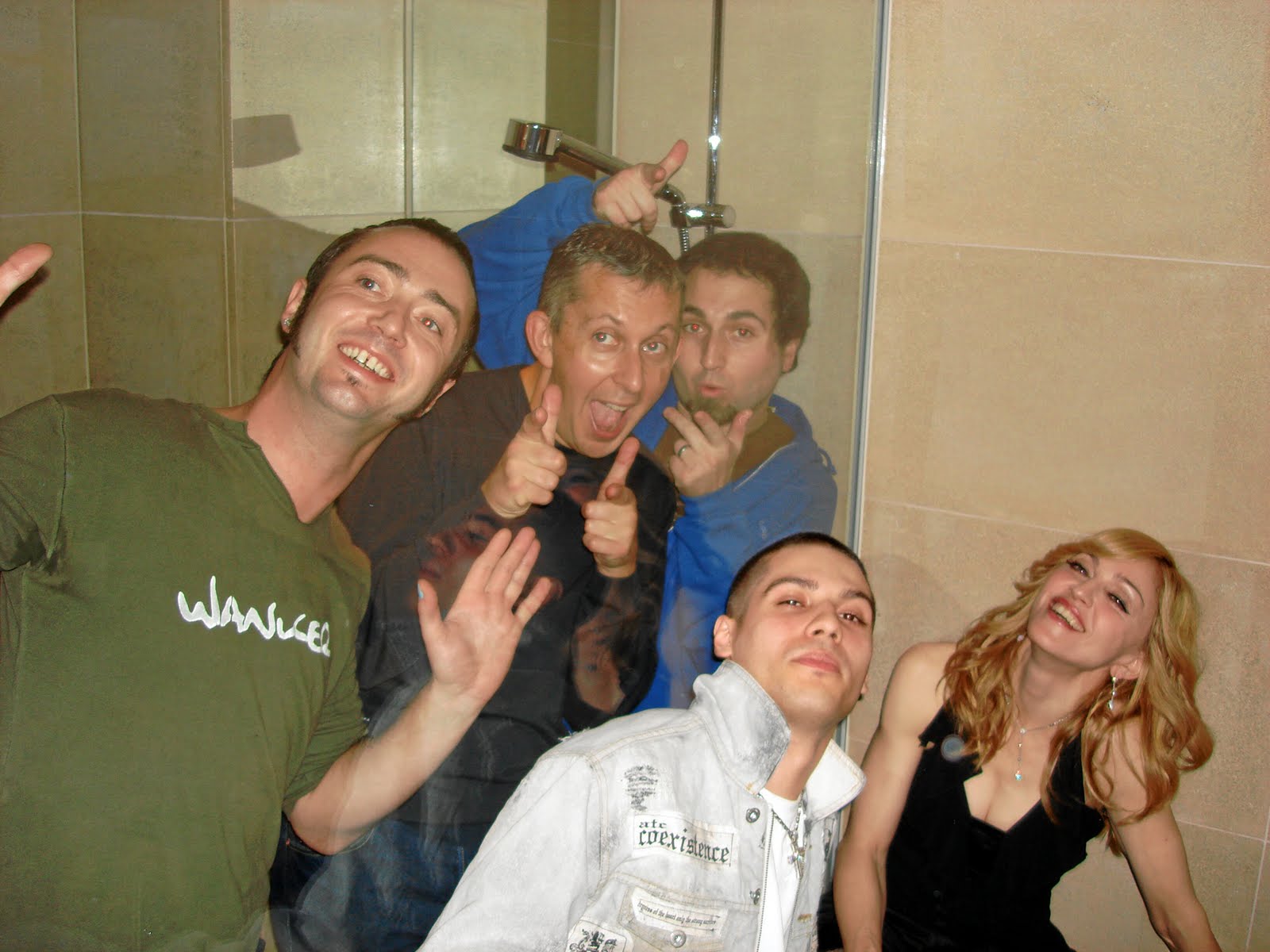 http://2.bp.blogspot.com/-86qSsIN1T-s/TeLPMwi3fLI/AAAAAAAACIs/LntLsT_OjOo/s1600/2006_-_Madonna_by_Guy_Oseary_for_Get_Together_Cover_.jpg