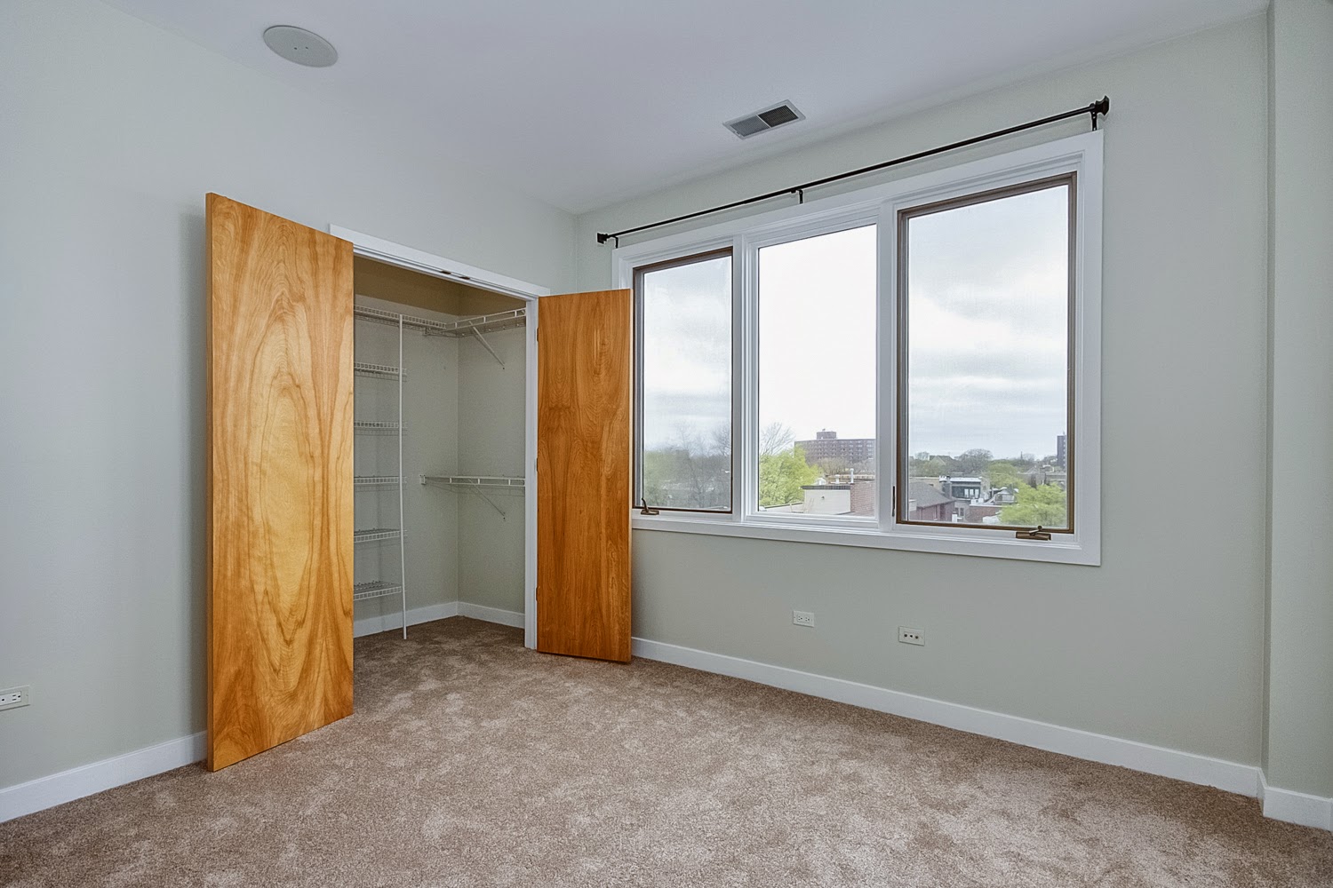 The Chicago Real Estate Local New for sale! Tour a Lincoln Park