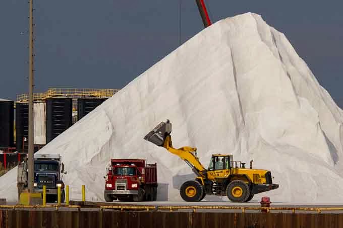 26d.+salt-into-trucks_7013.jpg