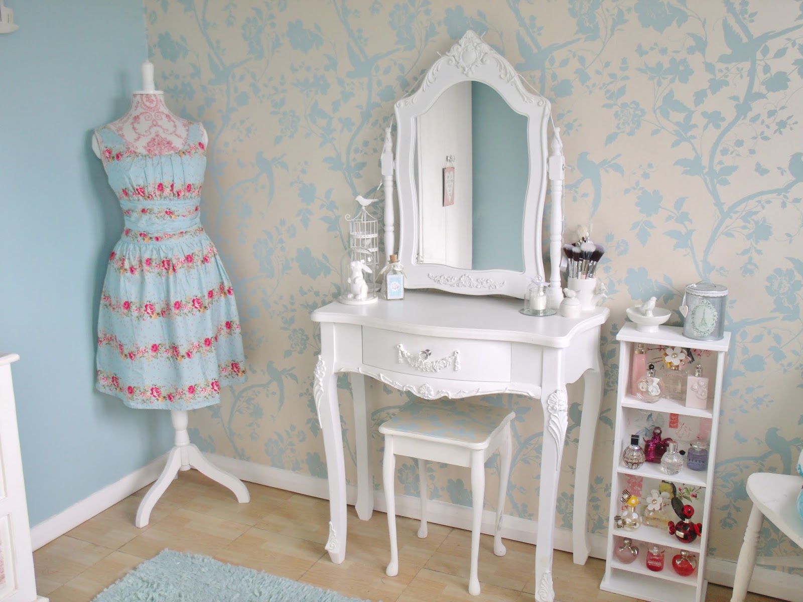 Dressing Room Tour ♥ Victoria's Vintage Blog Travel, Home, Food