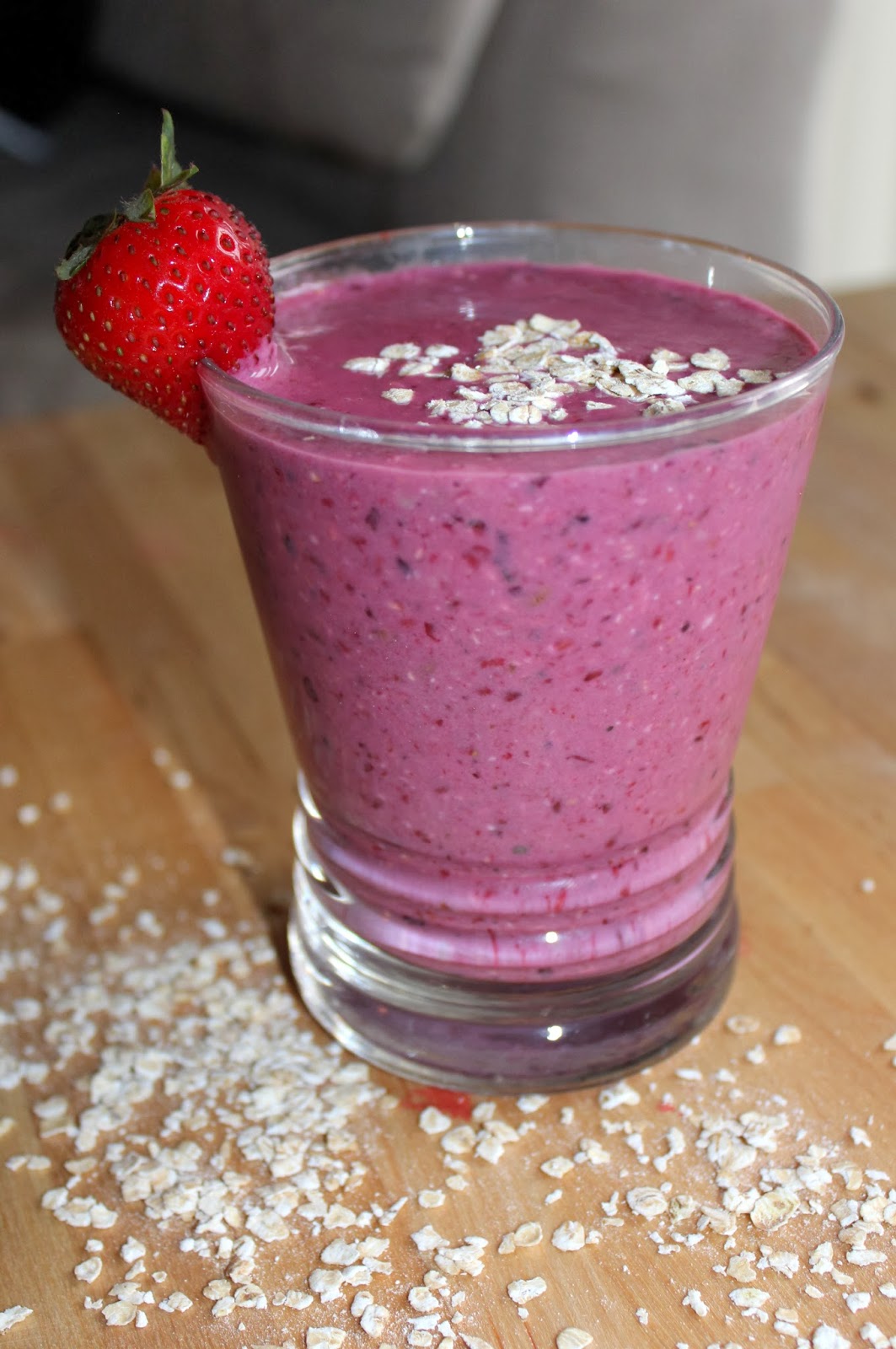 berry oatmeal smoothie via mollie's sprinkles of life