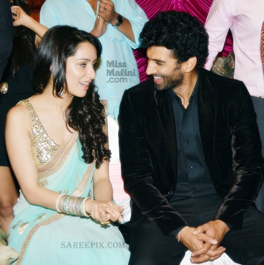 Shraddha-kapoor-saree-Aashiqui-2-music-launch Shraddha-kapoor-saree-with-Adithya-Roy-kapoor-Aashiqui-2-music-launch