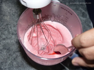 teñimos la gelatina con el colorante rojo en gel Enharinate