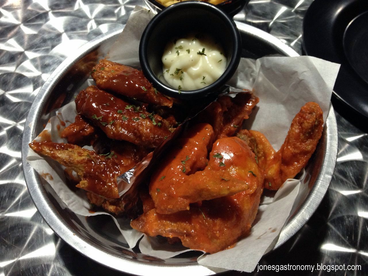 Jones' Gastronomy Wingin' It at B. Wings