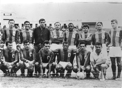 http://2.bp.blogspot.com/-8BAOGWH1X5g/UQFxs_6pvTI/AAAAAAAAeEk/moC5YnG478E/s1600/ecuatoriano+deportivo+quito+1964+lfe.jpg
