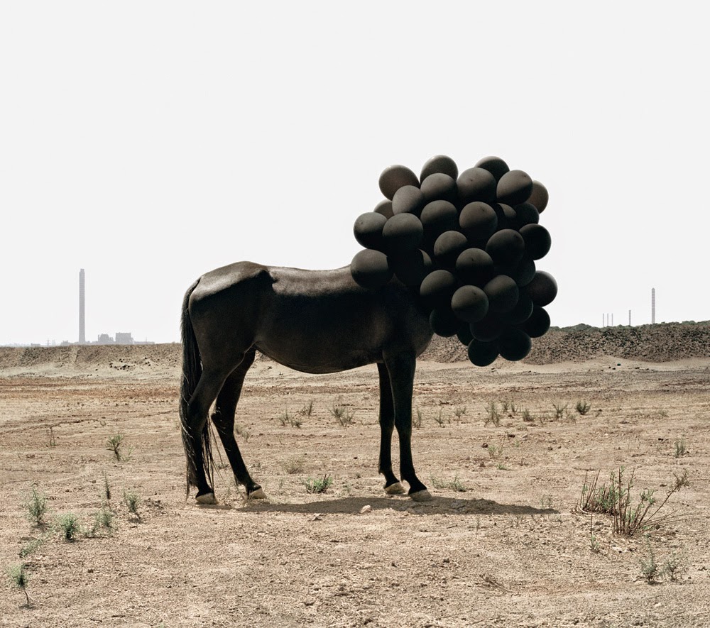 Death of an image #9, fot. Andrea Galvani, źródło: http://www.swiatobrazu.pl/andrea-galvani-i-swiat-rozpadajacy-sie-na-balony-28723.html