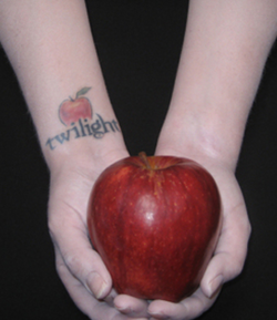 tatuaje de una manzana con la leyenda: twilight