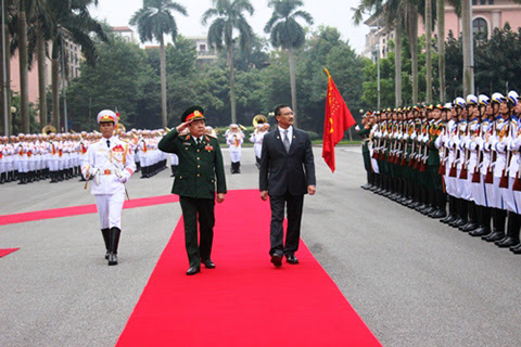 Bộ trưởng Quốc phòng Phùng Quang Thanh và người đồng cấp Malaysia Hishammuddin Tun Hussien duyệt đội danh dự. (Ảnh QĐND)