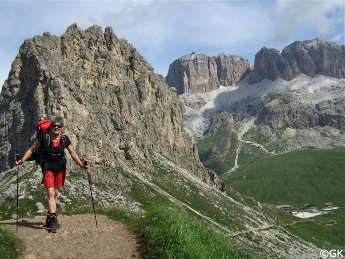 Nach dem Passo Pordoi folgen wir dem Bindelweg