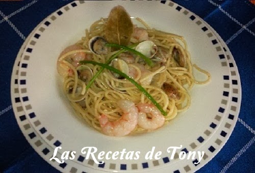 Spaguettis Con Gambas Y Almejas Al Vino Blanco
