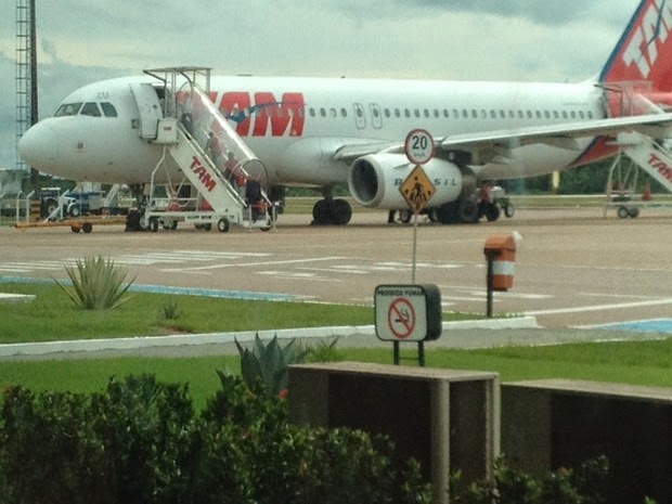 Mulher se passa por comissária, entra em avião e suspende voo, em RO