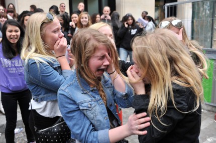 jusitn-bieber-crying-fans-04012011-05-430x285.jpg